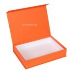 Mıknatıs Kapak Hediye Kutusu Ebat :35/25/6 cm Hediye Kutusu Boş Agırlık   820 Gr Hediyenin kendisinden çok, yarattığı his önemli. Siz de bu yaklaşımları kullanarak hediyelerinizi; ✔ Daha prestijli ✔ Daha etkileyici ✔ Daha akılda kalıcı hale getirebilirsiniz. 30 Adet Ve Üzeri Alımlarda Toptan Fiyatları Fatih Kayadan Teklif Almalısınız 50 Adet Ve Üzeri Alımlarda LOGO Baskılı Üretilebilir