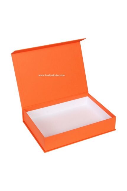 Mıknatıs Kapak Hediye Kutusu Ebat :35/25/6 cm Hediye Kutusu Boş Agırlık   820 Gr Hediyenin kendisinden çok, yarattığı his önemli. Siz de bu yaklaşımları kullanarak hediyelerinizi; ✔ Daha prestijli ✔ Daha etkileyici ✔ Daha akılda kalıcı hale getirebilirsiniz. 30 Adet Ve Üzeri Alımlarda Toptan Fiyatları Fatih Kayadan Teklif Almalısınız 50 Adet Ve Üzeri Alımlarda LOGO Baskılı Üretilebilir